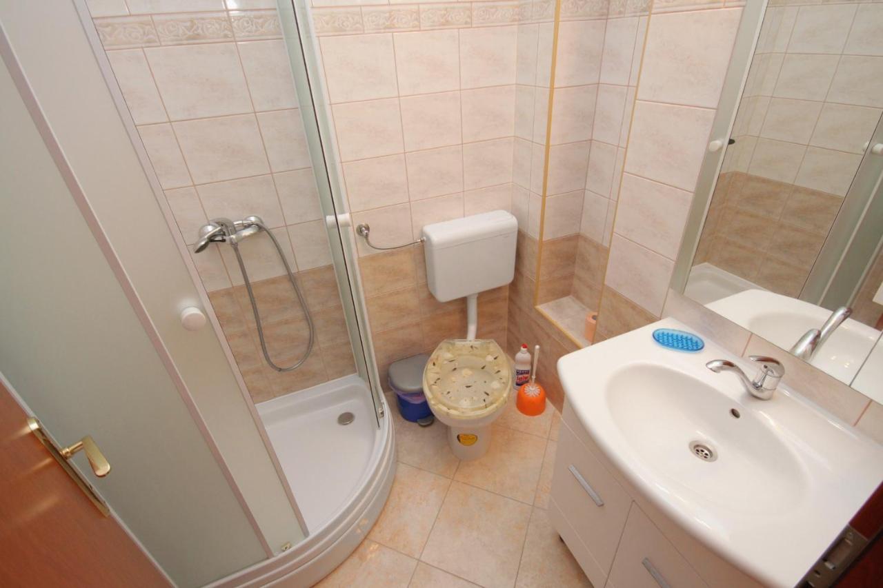 Apartments And Rooms With Parking Space Njivice, Krk - 5458 Exterior photo